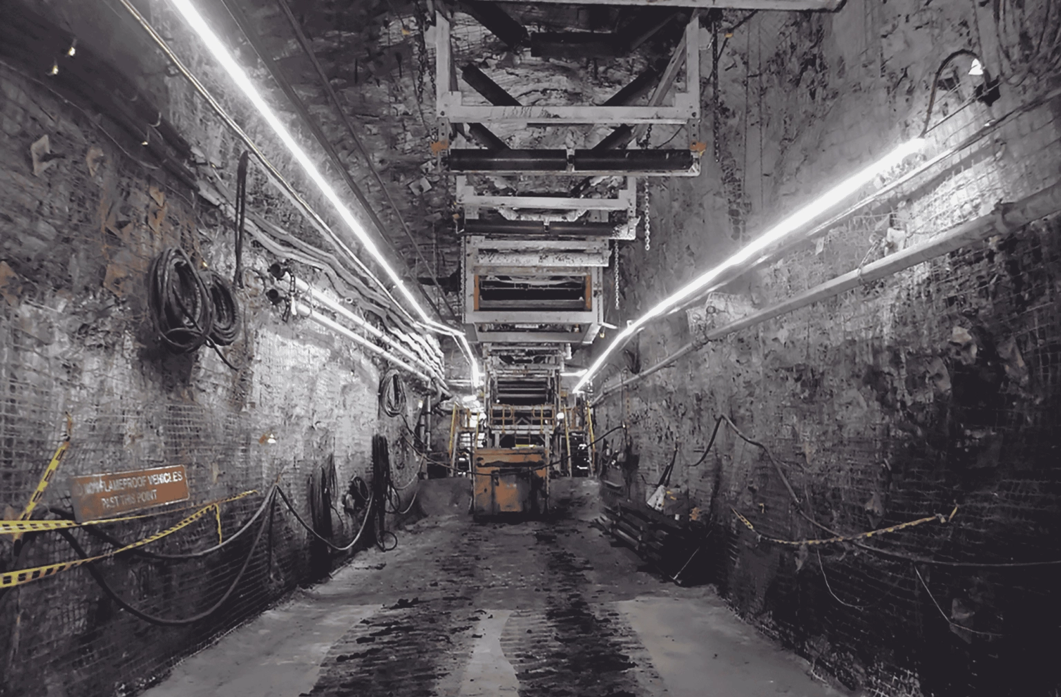 Long tunnel route with power-feed points and far-end voltage diagram.